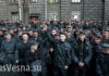 С утра в Киеве под Администрацией президента собрались около 500 военнослужащих Нацгвардии, которые требуют демобилизации.