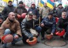На Украине митингующие попытались внести свинью в гробу в здание Рады