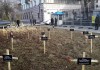 Киевляне установили возле российского посольства деревянные кресты