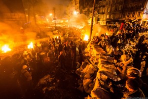 Перемирие, объявленное днем Кличко, должно было закончиться в 8 вечера. Но в 8 не было никаких вестей, и люди ждали. Священники стоят между митингующими и милицией, чтобы не начинались столкновения. Они так почти каждый день стоят, и каждый день столкновения начинаются. 
