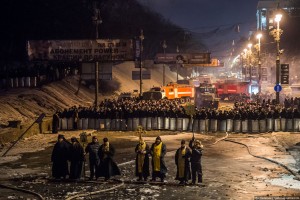 За время перемирия демонстранты очень хорошо подготовились. На передовую притащили тысячи покрышек. В случае чего эти баррикады готовы вспыхнуть в любой момент.