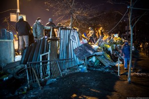 Между баррикадами горы покрышек, которые в случае штурма можно быстро поджечь.
