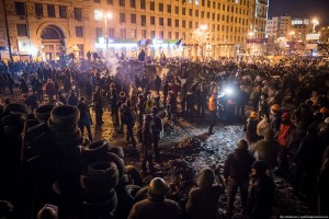 Еще одна баррикада. В качестве защиты используют колючую проволоку.
