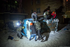 Несколько раз микроавтобус переворачивают…
