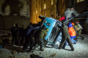 Вскоре майдановцы осознают, что машина внутри заполнена мусором, и физически ее нельзя на руках вынести из двора. Так и бросили.
