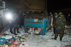 Еще раз баррикады. Первая линия из мешков со снегом, высота метра 3. Вторая линия из покрышек.
