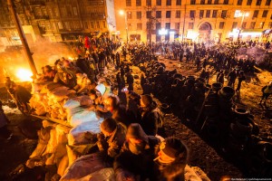 Люди ждут Кличко, он приходит в десятом часу вечера. Вокруг него сразу собирается много людей. Кличко очень неубедительно начал рассказывать, что «договорились договариваться дальше». Предложил подождать еще до субботы. Люди в ответ ему начали скандировать «брехун», «пошел нахуй» и «революция». Уставший народ хотел крови, а не ждать до субботы. «Сколько можно ждать? Мы два месяца ждем!» В какой-то момент мне показалось, что Кличко побьют. Он пытался что-то еще говорить, но толпа его освистывала. Я особо не слышал его речь, я ходил по дальним рядам и слушал реакцию людей на площади. Замерзшие демонстранты, похоже, соревновались между собой, кто ярче и интереснее пошлет Кличко в жопу. Народ хотел штурма позиций Беркута.
