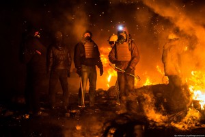  Пока на Грушевского народ грелся у горящих покрышек и не решался идти в атаку, на Майдане решили расширять территорию и строить новые баррикады. Около 1000 людей во главе с «Правым сектором» пошли вверх по Институтской улице, чтобы построить новые баррикады прямо около Администрации президента.