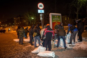 За 2 месяца майдановцы научились очень быстро строить баррикады. Основа - мешки со снегом.