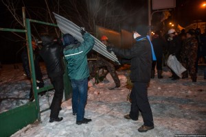 В качестве арматуры используют заборы, ограды, скамейки и столбы. Все разбирают за считанные минуты.