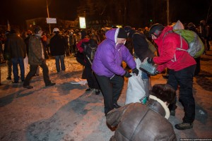 Собирают снег в мешки.