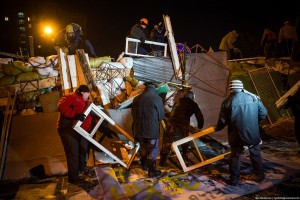 Огромные баррикады возводятся за 10-20 минут.