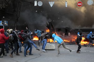 Столкновения между спецназом и антиправительственными манифестантами на Майдане Незалежности.