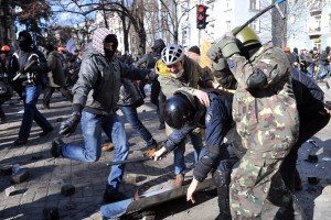 Антиправительственные столкновения демонстрантов с полицией в центре Киева 18 февраля 2014 года.
