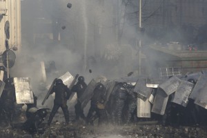  Участники МВД укрыться во время столкновений с участниками антиправительственных демонстраций в Киеве, 18 февраля 2014 года.