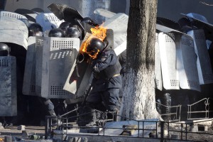 сфотографироваться на 18 февраля 2014 показывает омоновец которого шлем горит, защищая себя во время столкновений с антиправительственными демонстрантами в центре Киева.
