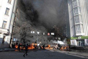 Антиправительственные столкновения демонстрантов с полицией перед зданием парламента Украины в Киеве, 18 февраля 2014 года.