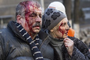 Раненые люди видели после столкновений с полицией в центре Киева, 18 февраля 2014 года.