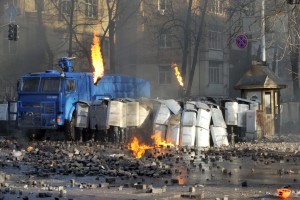 Антиправительственные столкновения демонстрантов с полицией в в центре Киева, 18 февраля 2014 года.
