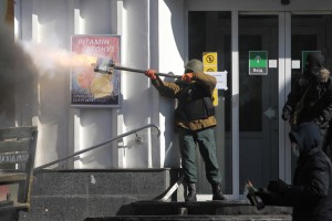 антиправительственный протестующий пожаров самодельное оружие в ходе столкновений с полицией перед зданием парламента Украины в Киеве, 18 февраля 2014 года.
