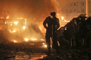 Столкновения между спецназом и антиправительственными манифестантами на Майдане Незалежности.