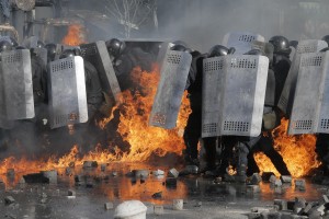 Столкновения между спецназом и антиправительственными манифестантами на Майдане Незалежности.