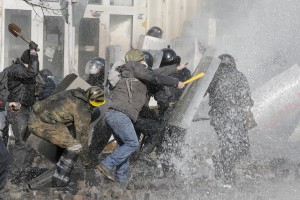 Столкновения между спецназом и антиправительственными манифестантами на Майдане Незалежности.