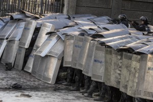 Столкновения между спецназом и антиправительственными манифестантами на Майдане Незалежности.