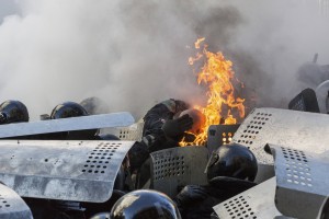 Коктейль Молотова попал в ряды спецназовцев во время столкновений между спецназом и антиправительственными манифестантами на Майдане Незалежности.