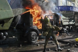 Демонстрант бросает коктейль Молотова во время столкновений между спецназом и антиправительственными манифестантами на Майдане Незалежности.