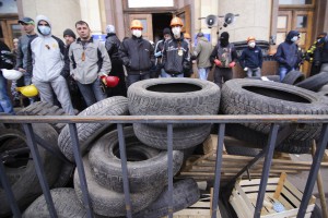 Пророссийские протестующие собрались у здания областной администрации в Харькове, 7 апреля 2014 года.