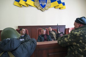 Пророссийские демонстранты внутри офиса Службы безопасности Украины в Луганске, 7 апреля 2014 года. Пророссийские демонстранты ворвались в офис СБУ в Луганске и завладели находившимся внутри оружием. 