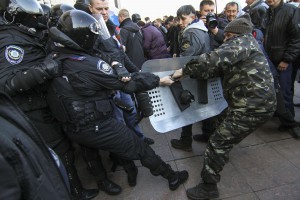 Столкновение пророссийских демонстрантов с полицией у здания областной администрации в Донецке, 6 апреля 2014. 