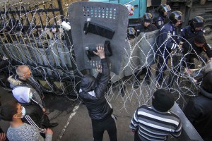 Пророссийские демонстранты штурмуют здание областной администрации в Донецке, 6 апреля 2014. 