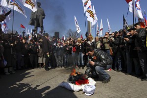 Пророссийские демонстранты сжигают портрет Степана Бандеры, лидера националистического движения Украины в Донецке, 6 апреля 2014. 