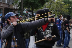 2 мая 2014 года. Одесса. Пророссийские активисты и сторонники федерализации Украины готовятся вступить в уличный бой с участниками марша «За единство Украины». Фотография: REUTERS/Yevgeny Volokin 
