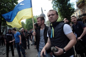 2 мая 2014 года. Одесса. Участники марша «За единство Украины» готовятся вступить в уличный бой с пророссийскими активистами и сторонниками федерализации Украины. Фотография: AP Photo / Sergei Poliakov
