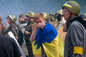 2 мая 2014 года. Одесса. Участники марша «За единство Украины» готовятся вступить в уличный бой с пророссийскими активистами и сторонниками федерализации Украины. Фотография:EPA/SERGEY GUMENYUK
