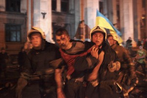 2 мая 2014 года. Одесса. Пожарные выводят раненого пророссийского активиста из горящего Дома профсоюзов. Фотография: AP Photo/Sergei Poliakov
